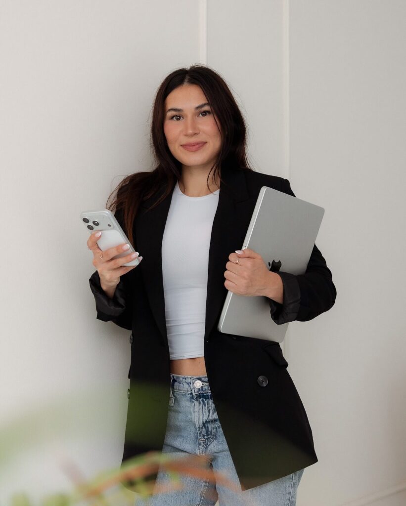 Kristina Seibel, KI-Beraterin, in ihrem Büro in Leipzig